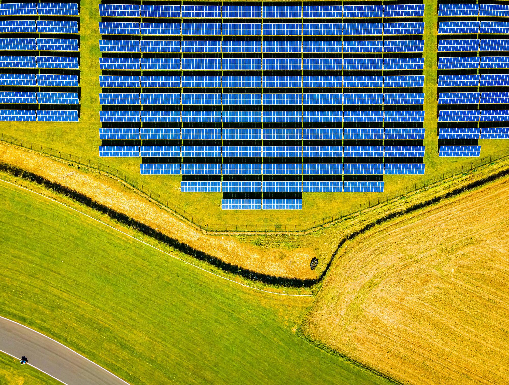 英国乡村太阳能农场鸟瞰图